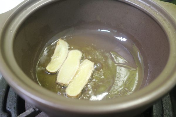 小砂鍋先炒香薑片