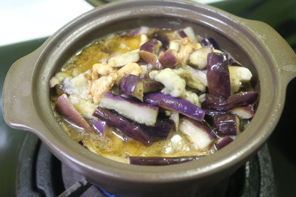 加入1/2杯水 中火蓋鍋煮到入味