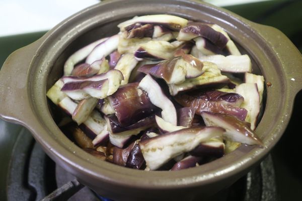 下剛剛微波的茄子一起炒