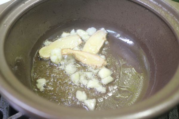 薑味道出來之後再把蒜末下鍋炒