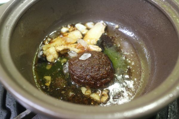 在下 醬油 冰糖 拌炒到味道香噴噴