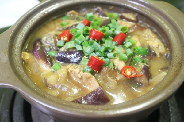 等到味道濃縮且慢慢開始收汁後,在下蔥花和辣椒香油,即可起鍋