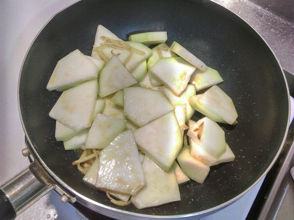 下胡瓜 翻炒
加鹽
加一點水
中小火滾至胡瓜軟透
加糖
翻炒均勻
即可上桌