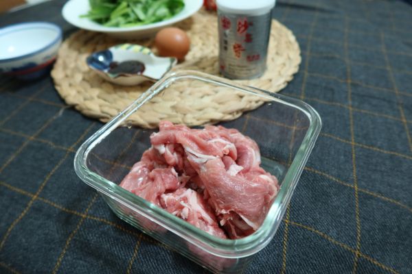 準備一個容器，準備將肉片稍微抓醃一下。