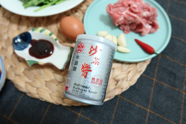 準備 2 大匙的牛頭牌沙茶醬