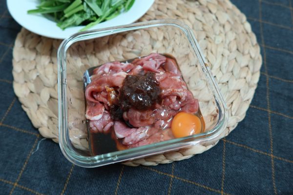 加入一顆雞蛋及少許黑胡椒粉