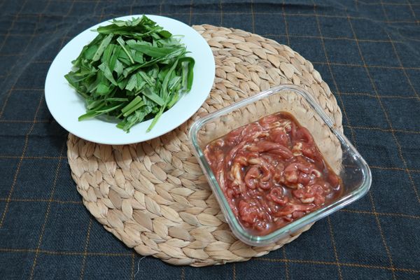肉片拌均勻，靜置 10 分鐘