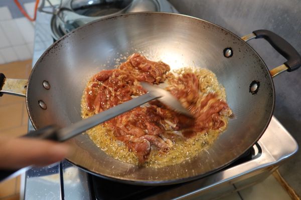 下豬肉片拌炒至八分熟