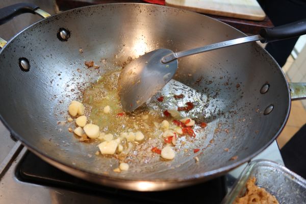 利用剩餘的油加入蒜頭、辣椒爆香。 
辣椒怕辣的話可以先將籽去除～