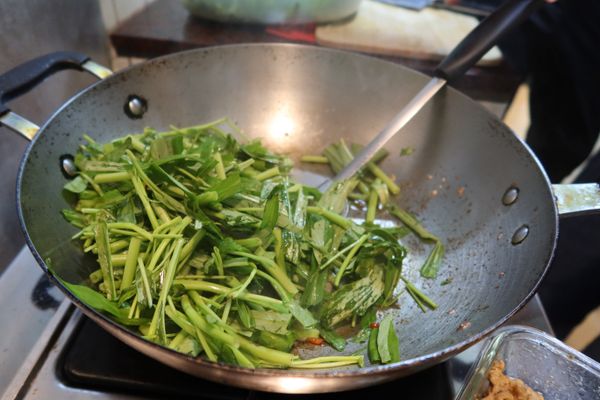 加入空心菜拌炒