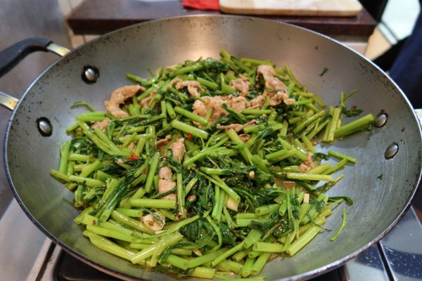 最後加入肉片拌炒至全熟就完成囉！