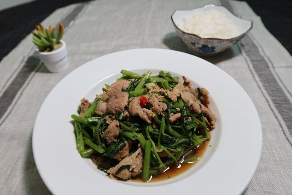 上桌拉！色香味俱全，配上一碗白飯超下飯的。
沙茶這次特別加到肉片中去醃，吃起來超嫩又有沙茶的香氣，味道又不會過重，剛剛好～