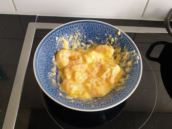 使用一點點炸粉和蛋白把蝦仁抓勻，可以加胡椒鹽入味。

另外剩餘炸粉放在盤上，等等要裹粉。