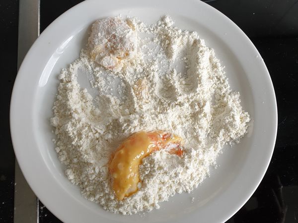 將麵糊蝦裹炸粉並放置10分鐘。