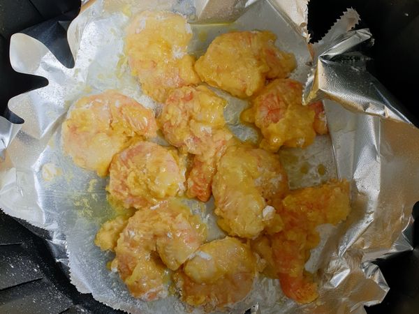 鋁箔紙噴油，將蝦仁放在鋁箔紙上，在蝦仁上再噴一層油。

180度4分鐘，看一下如果有乾粉再噴油讓乾粉消失，180度再4分鐘。

蝦子熟即可食用。