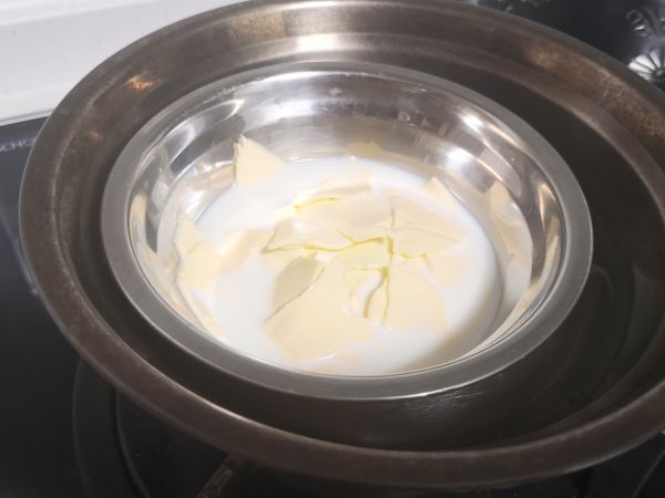 乳酪糊：
准备小钢碗，加入牛奶和糖。把乳酪片丝撕成小片放入牛奶里。隔水加热，把乳酪片融化。