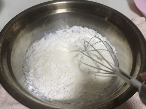 准备蛋黄糊的部分：
把面粉加入牛奶中，搅拌均匀后加入蛋黄和柠檬汁。