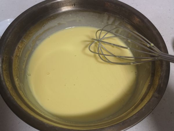 把乳酪糊加入蛋黄糊里搅拌均匀。
烤箱预热180度