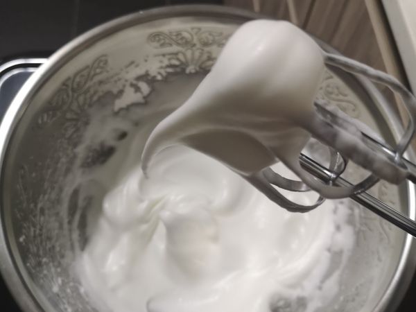 蛋白霜：
加入柠檬汁，糖分三次加入蛋白液打发（湿性发泡-小弯勾）