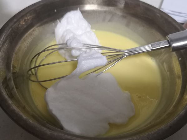 将三分一的蛋白霜放入面糊中折拌方式拌匀