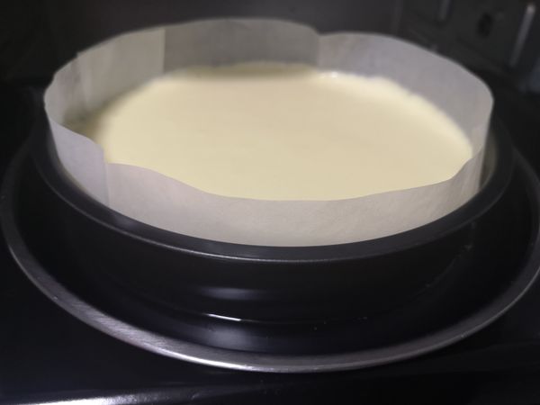 成品倒入烤盘里，用水浴法烤。