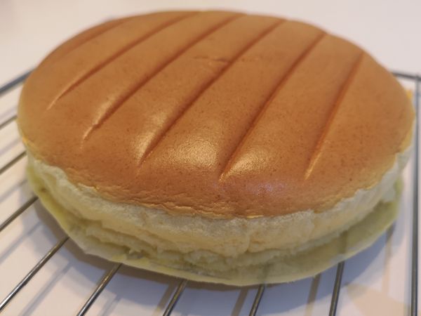 出炉后马上脱模，放凉后送入冰箱里冷藏。