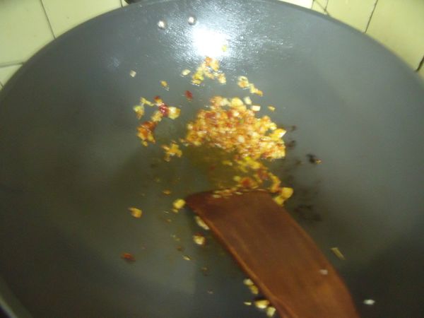 爆香蒜末,薑末跟蔥白後加入辣豆瓣醬炒至香味出來。