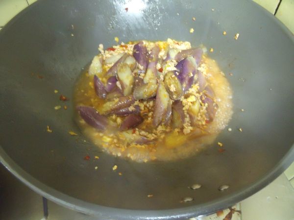 加入調味料跟高湯。