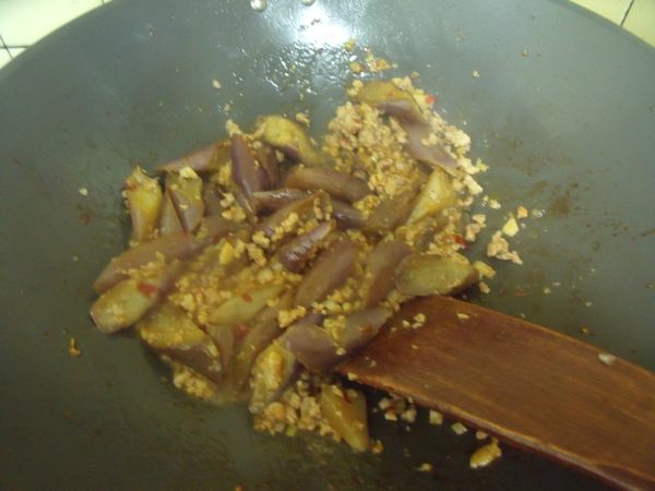 茄子變軟後,淋上太白粉水勾芡。