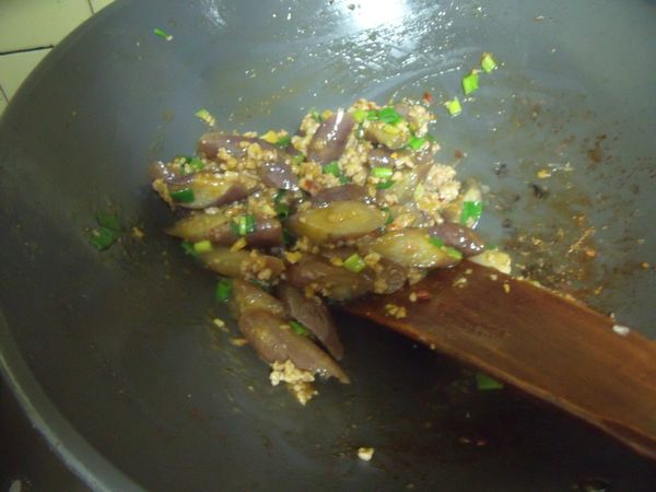 撒上蔥花就可以盛盤。