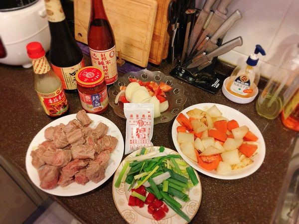 1、牛肉切塊下鍋川燙 成盤備用
2、熱鍋下油  放入紅蘿蔔白蘿蔔 撈起備用
3、熱鍋下油（少許） 放入薑、牛肉 炒到入味
       加入米酒（40.50cc)、少許五香粉&amp;胡椒粉
