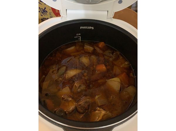 4、放入洋蔥拌炒一下、再放蔥段（辣椒）、加入一半水、豆瓣醬（兩湯匙）、蠔油適量、醬油適量、糖（一湯匙）、繼續拌炒
5、放入白蘿蔔紅蘿蔔，等顏色上色，再加入水至八分滿（可再加一點酒），放入番茄、滷包
6、撈起水面雜質，放進壓力鍋開始燉一小時
7、把不吃的食材撈起（滷包、蔥⋯等），完成