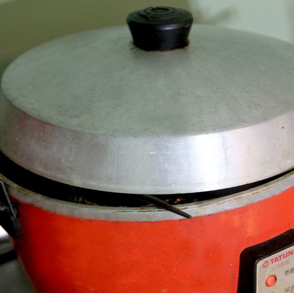 用鋁箔紙蓋好放於電鍋，外鍋放1/2杯水，鍋蓋不要密閉，隔水加熱蒸(裝蛋液的容器不要直接至於電鍋內鍋表面，下面墊個東西)，待電鍋開關跳起後，即蓋上鍋蓋再多悶3分鐘即可