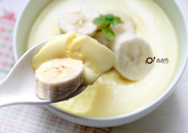 [焦糖液]待燉奶涼後，放置一些香蕉片，再將黃砂糖放入鍋中，小火煮至糖熔解成液體狀(不要攪拌)即可依喜好淋在香蕉上即完成。