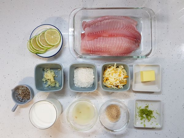 備料：

檸檬1顆切片，1顆榨汁，榨汁的檸檬皮取皮屑。

大蒜切碎。

鯛魚排處理方法在後面步驟。