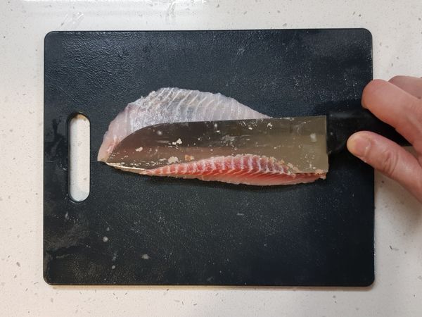 鯛魚排1：

鯛魚排先切去顏色較深紅的部分，丟棄不用。