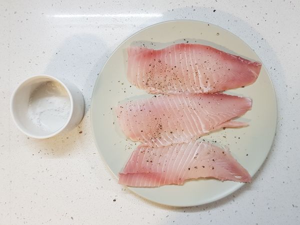 鯛魚排2：

處理好的鯛魚排，撒上少許海鹽、黑胡椒粉，放入冰箱，醃30分鐘。