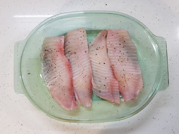 將醃好的鯛魚排，平鋪於烤盤，盡量不要重疊。

如果烤盤比較小，可以分兩次烤。