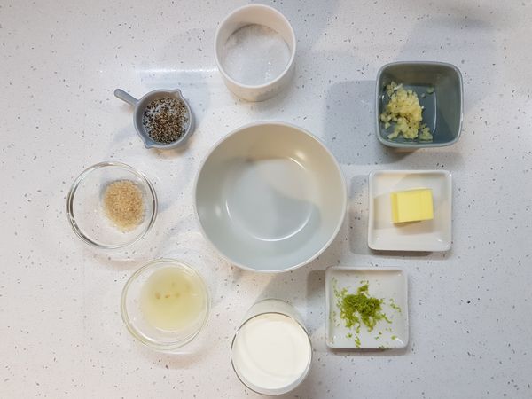 檸檬奶油白醬1：

準備檸檬汁、檸檬皮屑、海鹽、黑胡椒粉、蒜末、糖、奶油、鮮奶油。