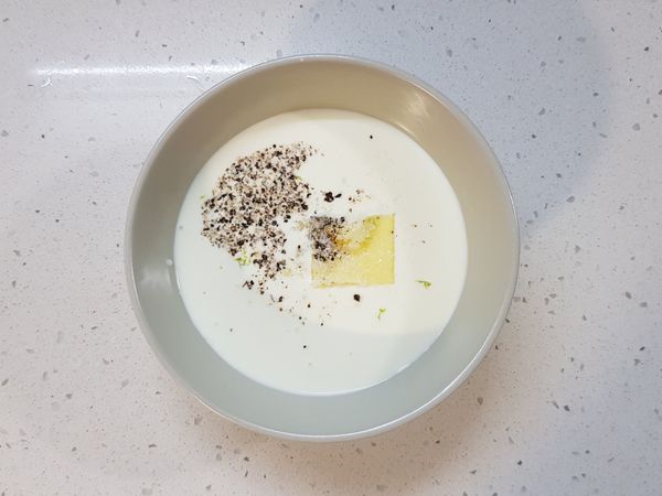 檸檬奶油白醬2：

將所有食材及調味料，放入可以微波的碗。