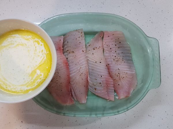 倒入檸檬奶油白醬，至稍微沒過鯛魚排。

如果分兩次烤，就倒入一半的量即可。