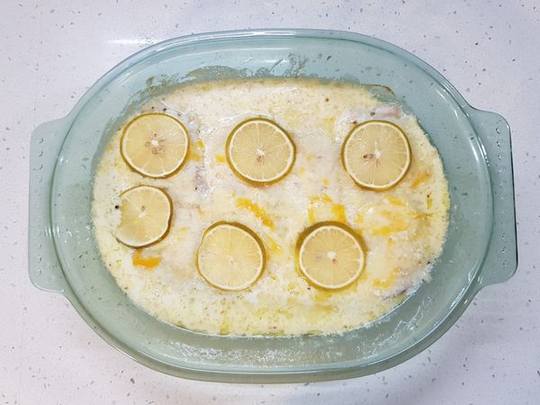 烤好後，即可取出魚排裝盤，在上面磨些檸檬皮屑、撒些黑胡椒粉，即可食用。