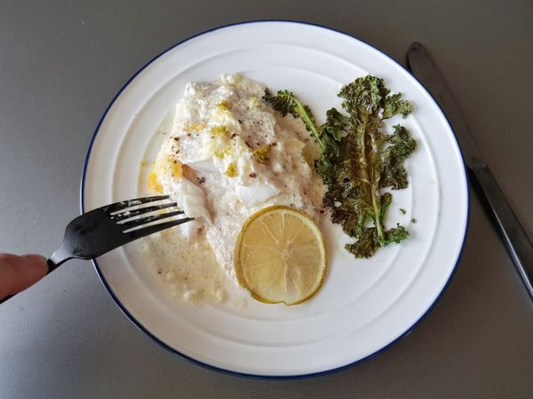鯛魚排烤得剛剛好，肉質嫩而多汁，搭配檸檬奶油白醬的酸甜奶香，可以和馬鈴薯泥、沙拉一起吃。