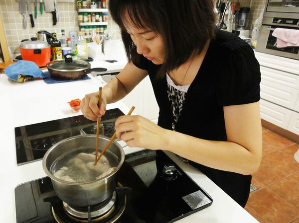 將土雞里肌肉燙熟後泡冰水，等肉降溫至不燙手後，撕成絲狀備用。