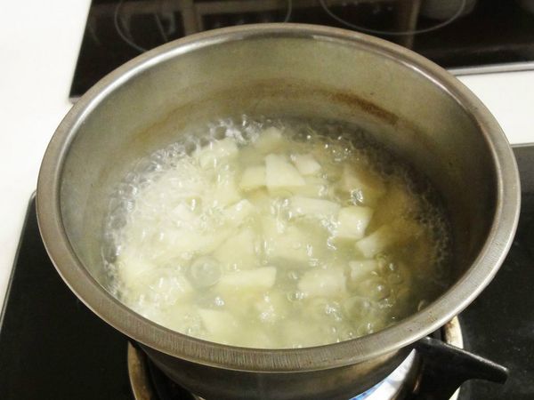 將馬鈴薯去皮切丁，用熱水煮軟後瀝水備用。