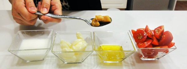 將奇異果去皮切丁、小蕃茄切瓣備用。