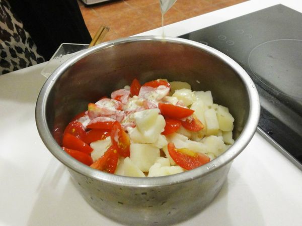 把調味料A的材料均勻混合，再將土雞里肌肉、小蕃茄、奇異果丁、馬鈴薯丁加入攪拌均勻。