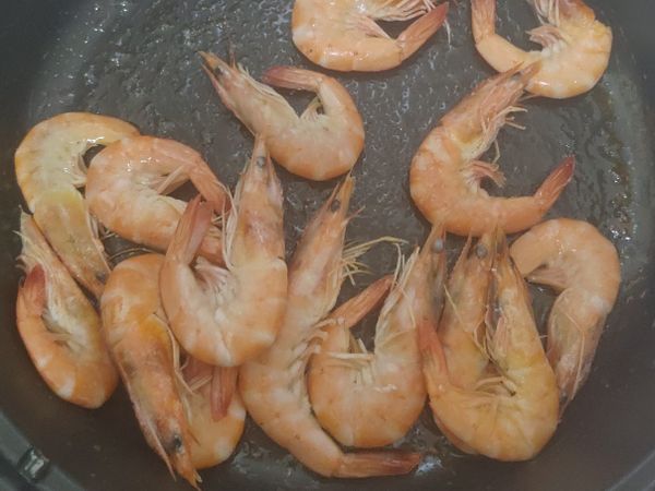 熱油放蝦子炒出香氣後放入蒜頭炒香