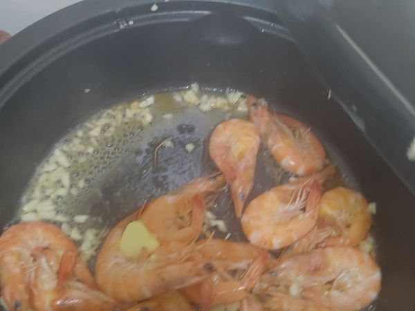 加入奶油 醬油調味，炒到收汁關火