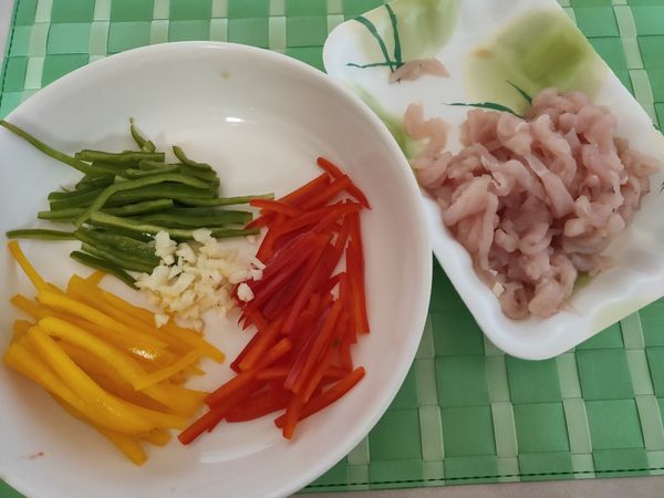 蒜頭切碎,其餘食材切絲